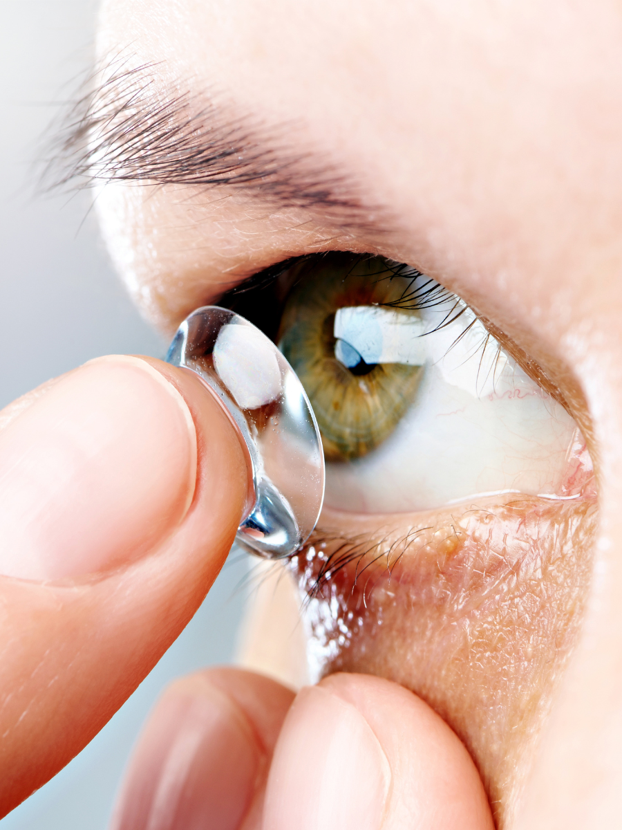 Teste de lente de contato no Hospital de Olhos Vasconcelos